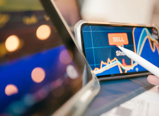 Kereskedő több piacon működik, Bitcoin, Ethereum és forex opciók vizsgálatára összpontosítva
